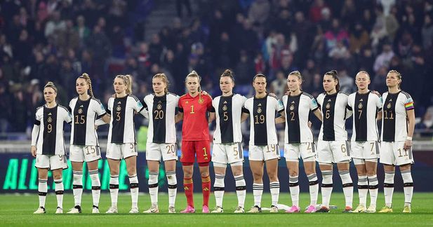 DFB Abschiedsspiel von Alexandra Popp ( rechts )